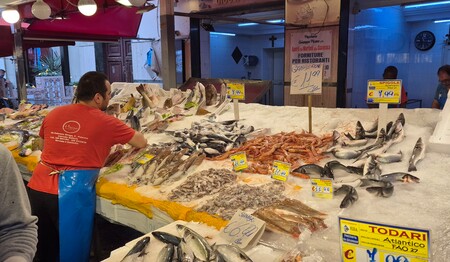 Zur kulinarischen Singlereise nach Sizilien gehört auch der Besuch des Fischmarkts in Palermo. Buchen bei singlereisen.de