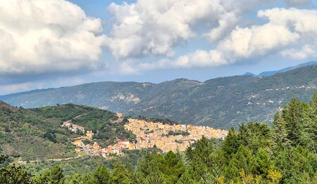 Zur Singlereise nach Sizilien gehört auch der Besuch von Bergdörfern mit Geschichte. Alleinreisende uchen bei singlereisen.de