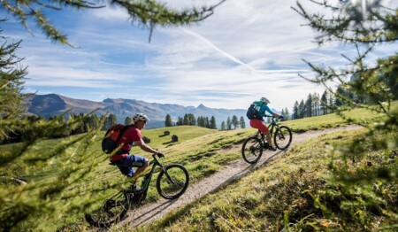 Auf E-Bike Touren in Südtirol mit singlereisen.de geht es auch mal kurz bergauf.