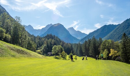 Golf für Alleinreisende in Brand vor herrlicher Bergkulisse